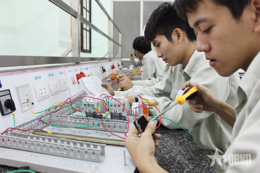 Trường Đại học Công nghiệp Hà Nội “mở cửa” để tân sinh viên chuyển sang ngành Vi mạch bán dẫn